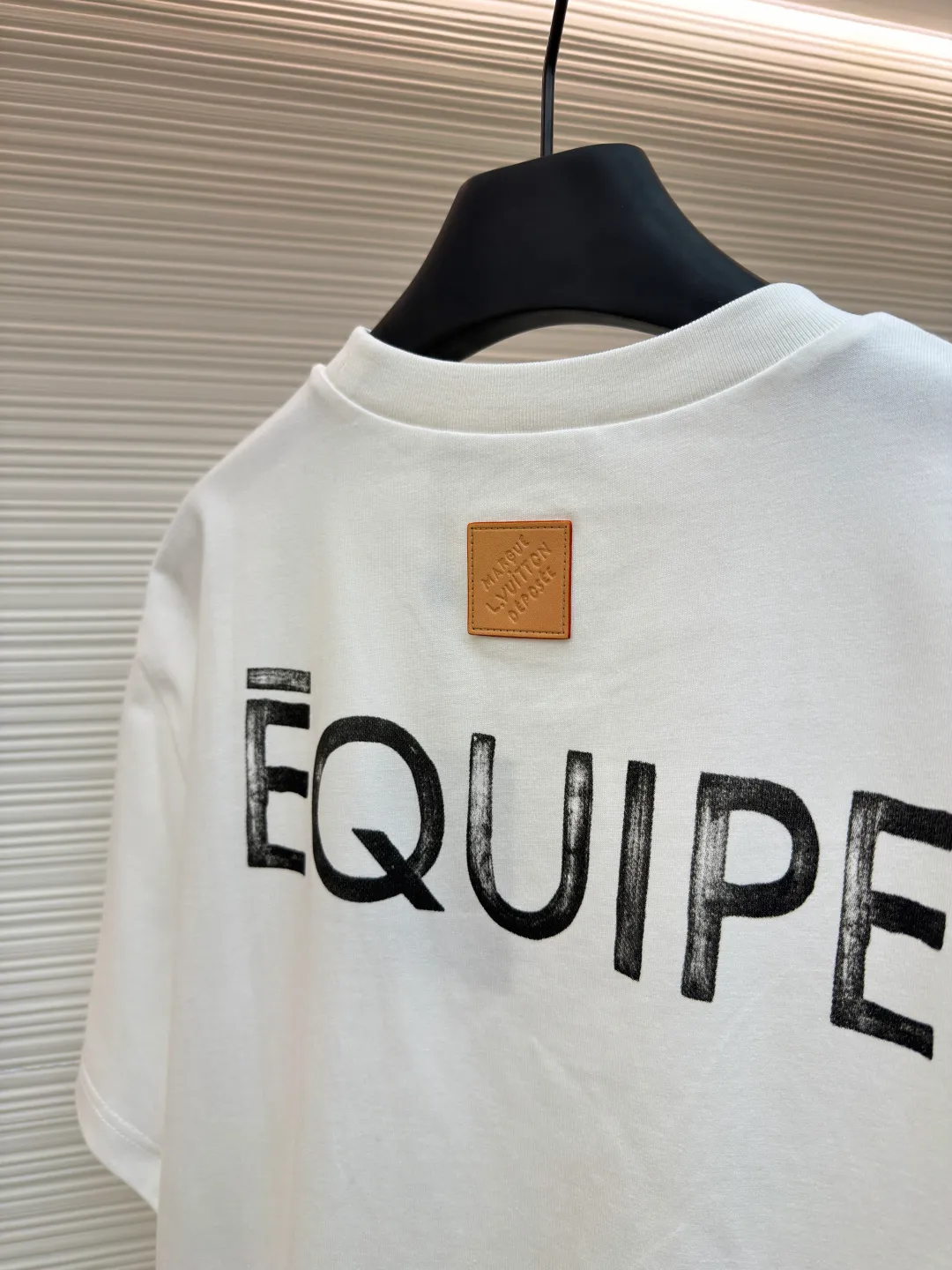 LOUIS VUITTON Team Printed Round Neck Short Sleeve ●Item No.: 1682117-A05 ●Material: Cotton knitted fabric ●Technology: Glue printing ●Color: White ●Version: Fitted version ●Weight: about 270 grams ●Size: It is made of fine cotton knitted fabric, using high-count combed cotton yarn and woven through plain knitting technology. The combing process removes short fibers and impurities, making the yarn smoother and stronger. The woven fabric therefore has a tight structure, a smooth surface, and a soft and refreshing touch. High-quality basic fabrics are fundamental to ensuring the durability and daily comfort of T-shirts. Environmentally friendly elastic glue printing uses water-based environmentally friendly slurry, and uses polymer cross-linking technology to achieve the elastic combination of patterns and fabrics. Its biggest feature is its excellent stretch resilience, and the printed area can expand and contract simultaneously with the fabric without cracking. The pattern has a matte or semi-matte finish, with bright colors and great coverage. The printed area feels soft and smooth, with no obvious hardening of the film, maintaining the original softness and breathability of the fabric. Because the slurry penetrates into the fiber gaps, it has a slight waxy resistance when touched, similar to the texture of fine sand leather. The overall wiring is straight and delicate, the fabric is comfortable and soft, and the color is consistent without color difference. It can be matched with the same style to create a fashionable look and control various occasions. Customized accessories, complete with three standards, same style for men and women!